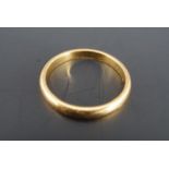 A 22 ct gold wedding band, M, 2.5 g