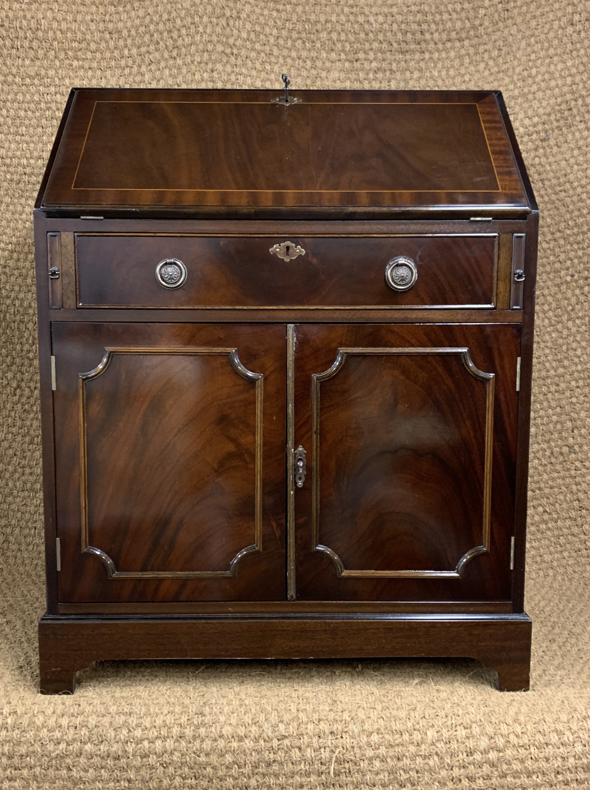 A Georgian influenced inlaid mahogany bureau cabinet, 76 cm x 47 cm x 97 cm