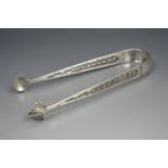 George III silver sugar tongs, the arms reticulated in a feather patter, with shell-form