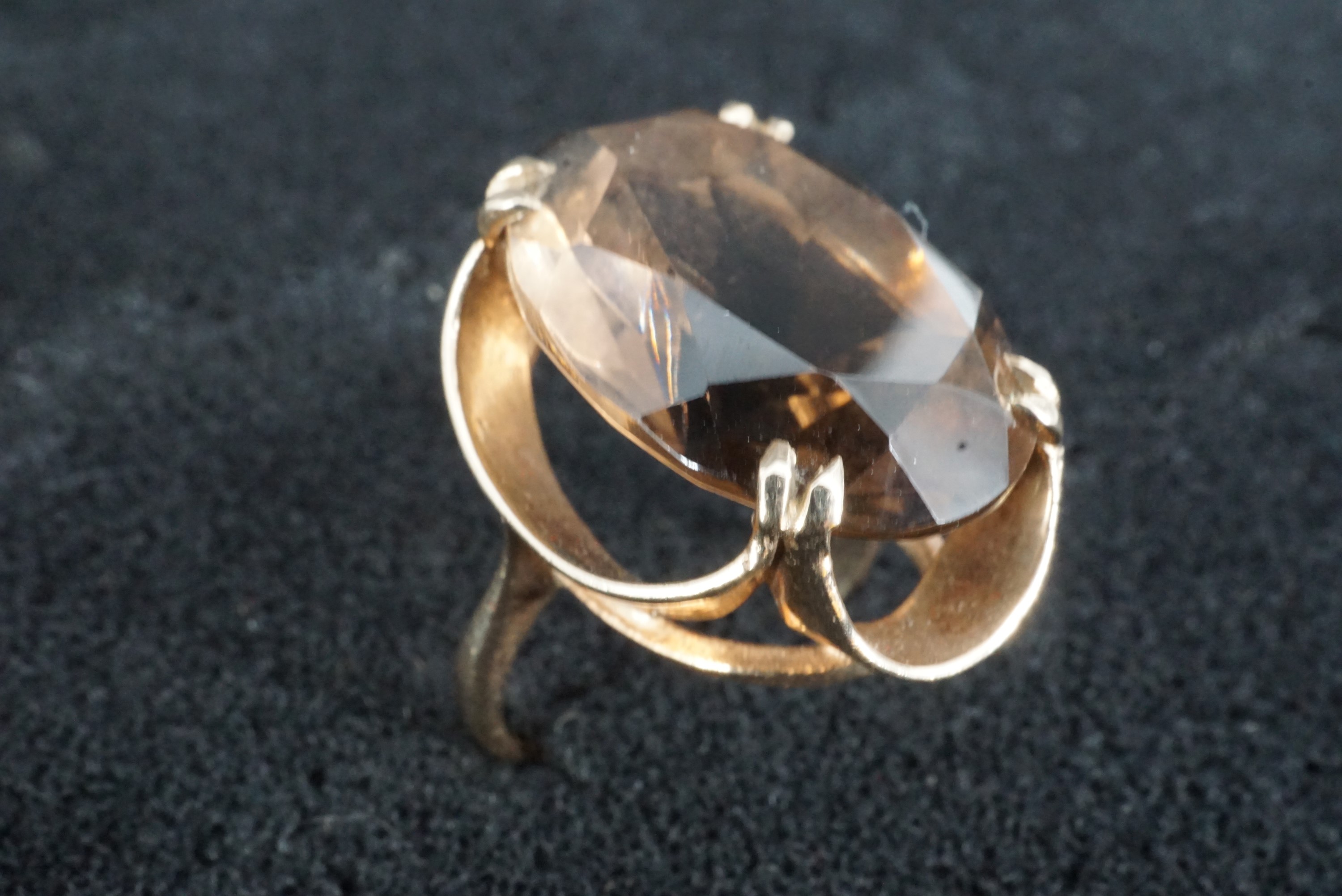 A cairngorm and 9 ct gold cocktail ring, the faceted smoky quartz of approx 20 mm x 15 mm claw set