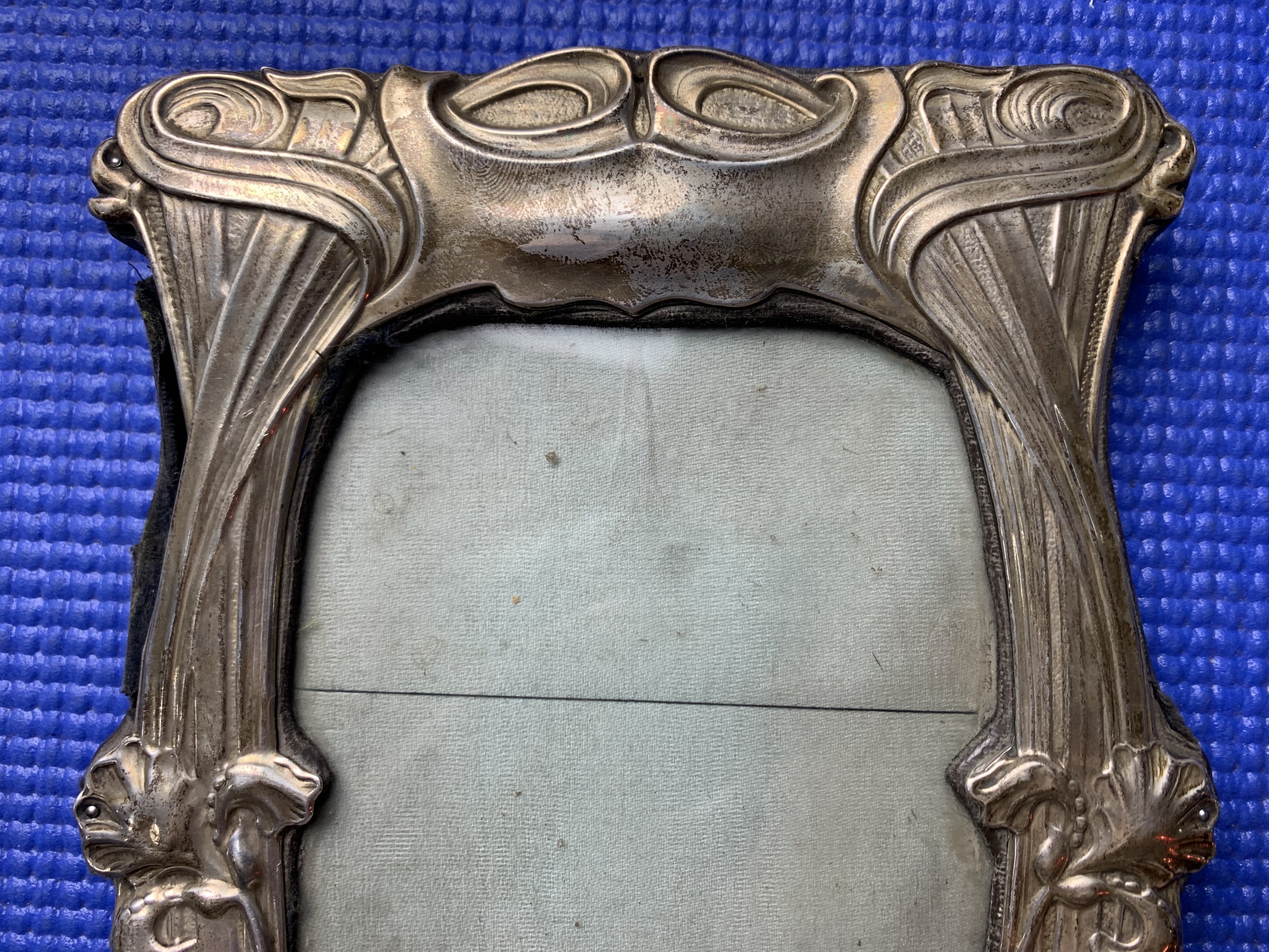 An Edwardian Art Nouveau silver photograph frame, William Neale, Chester, 1901, 18.5 cm x 15 cm - Image 4 of 8