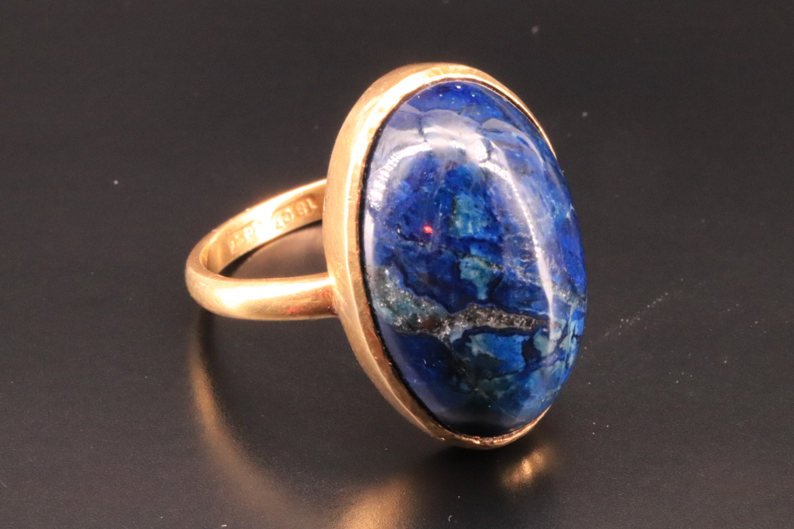 A vintage lapiz lazuli or blue mineral oval cabochon ring, set of 18 ct gold, R, 6.9 g