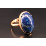 A vintage lapiz lazuli or blue mineral oval cabochon ring, set of 18 ct gold, R, 6.9 g