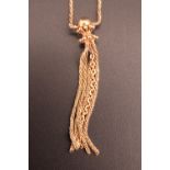 A yellow metal foxtail link necklace with integral tassel pendant, 22 cm, 7.9 g