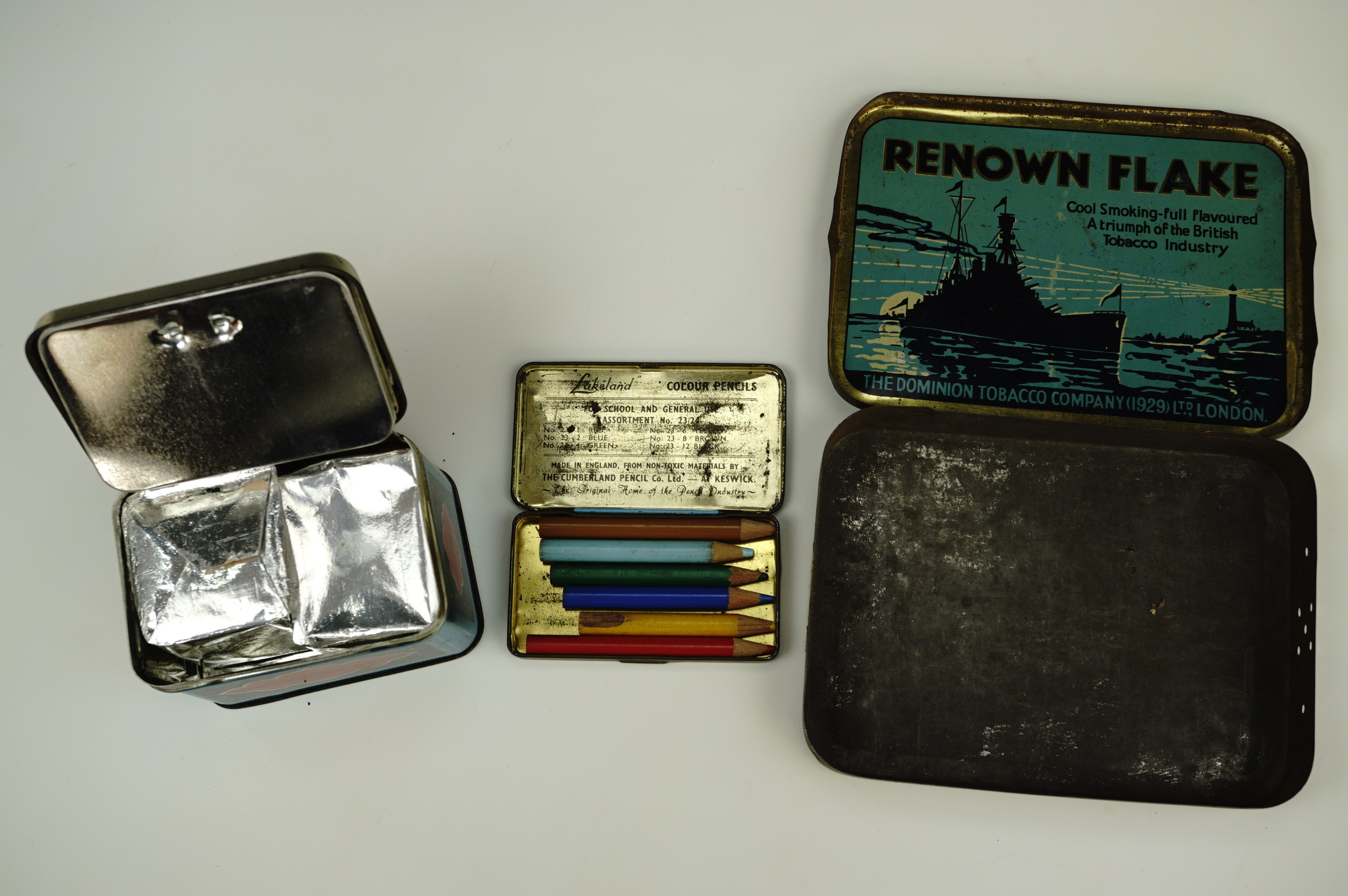 A vintage Russian tinplate box containing original tea, a 1920s Renown Flake tin and another - Image 2 of 2