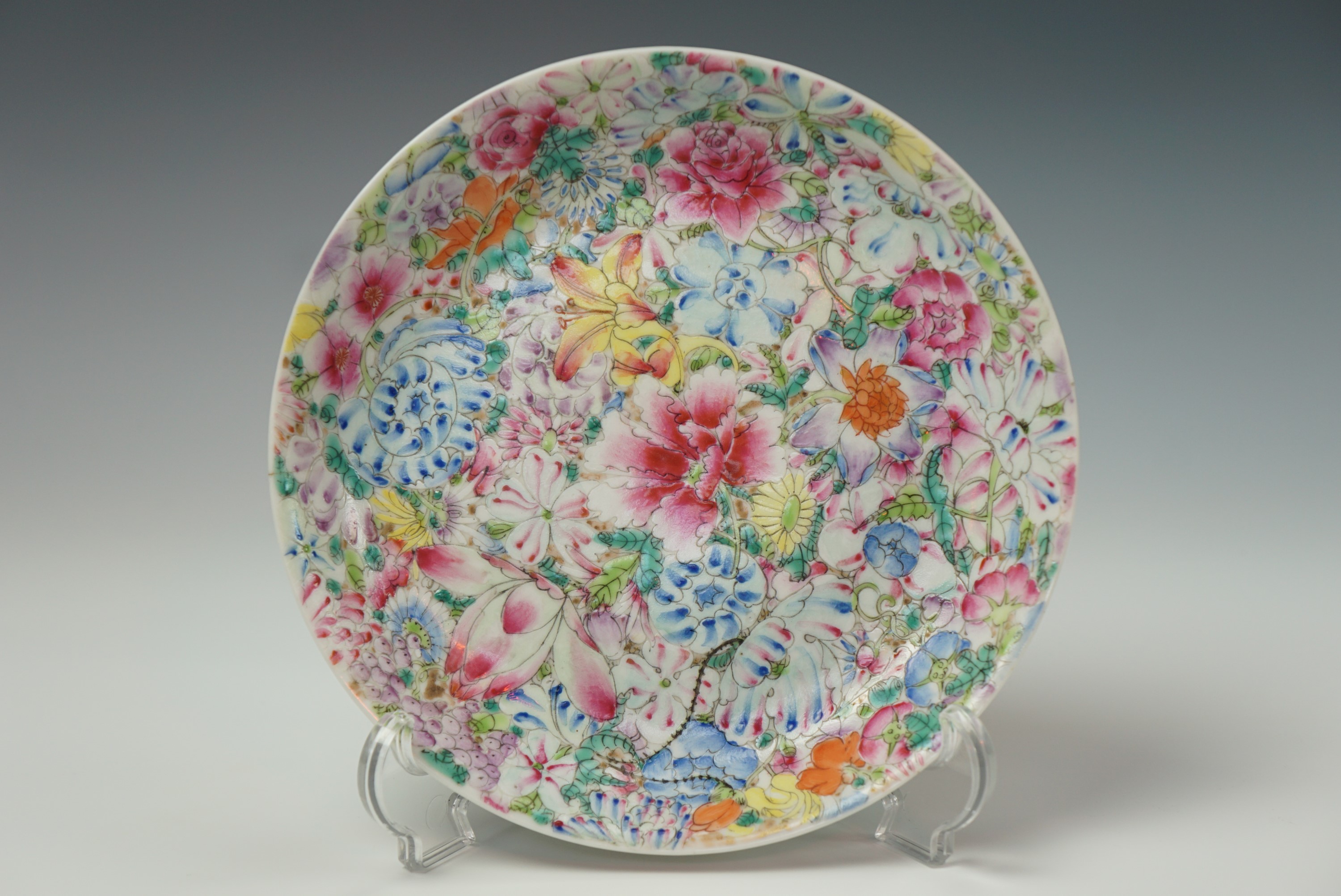 A Chinese famille rose dish, 19 cm diameter