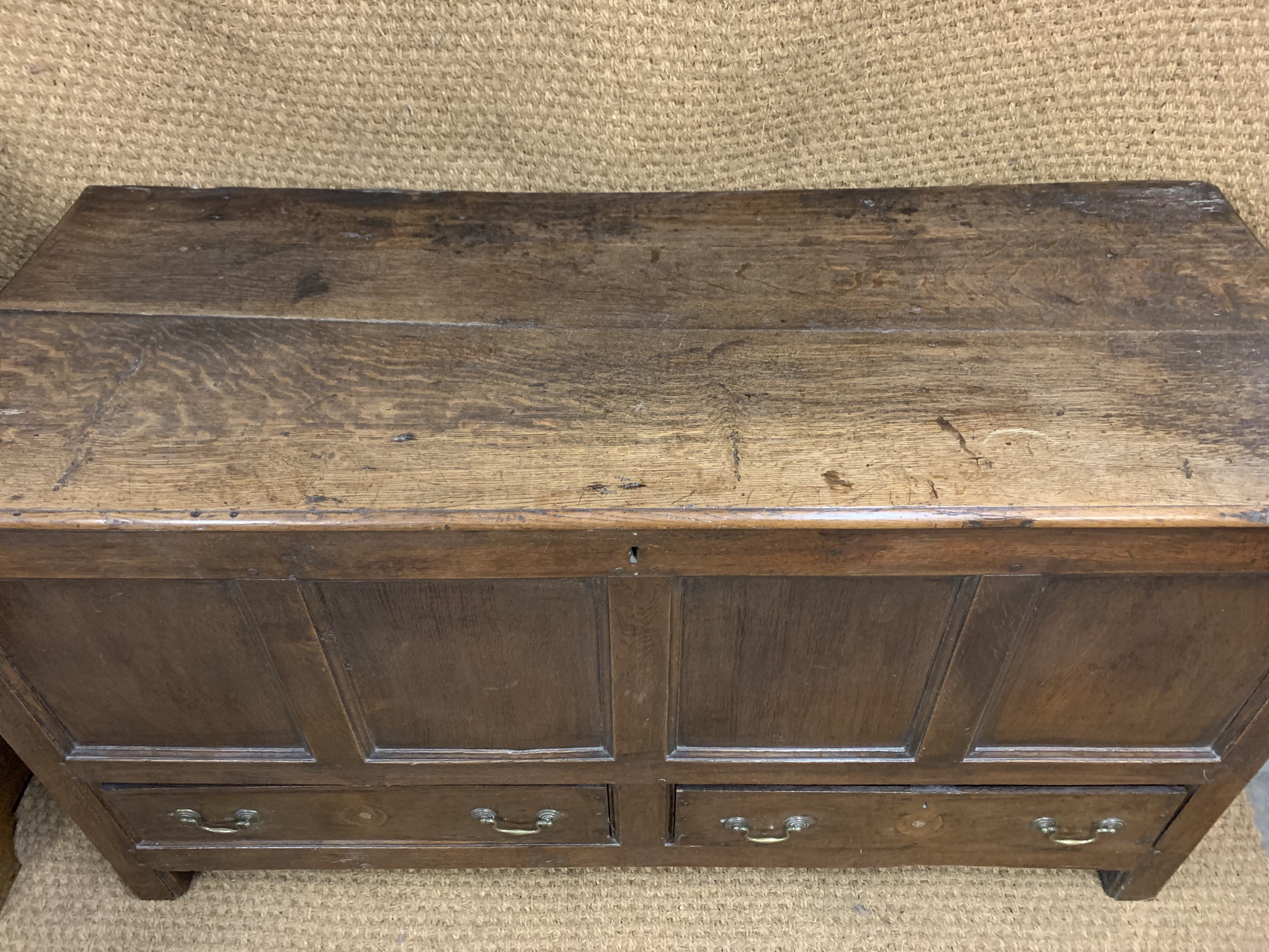 An 18th Century joined oak mule chest, 142 cm x 58 cm x 78 cm - Image 2 of 3