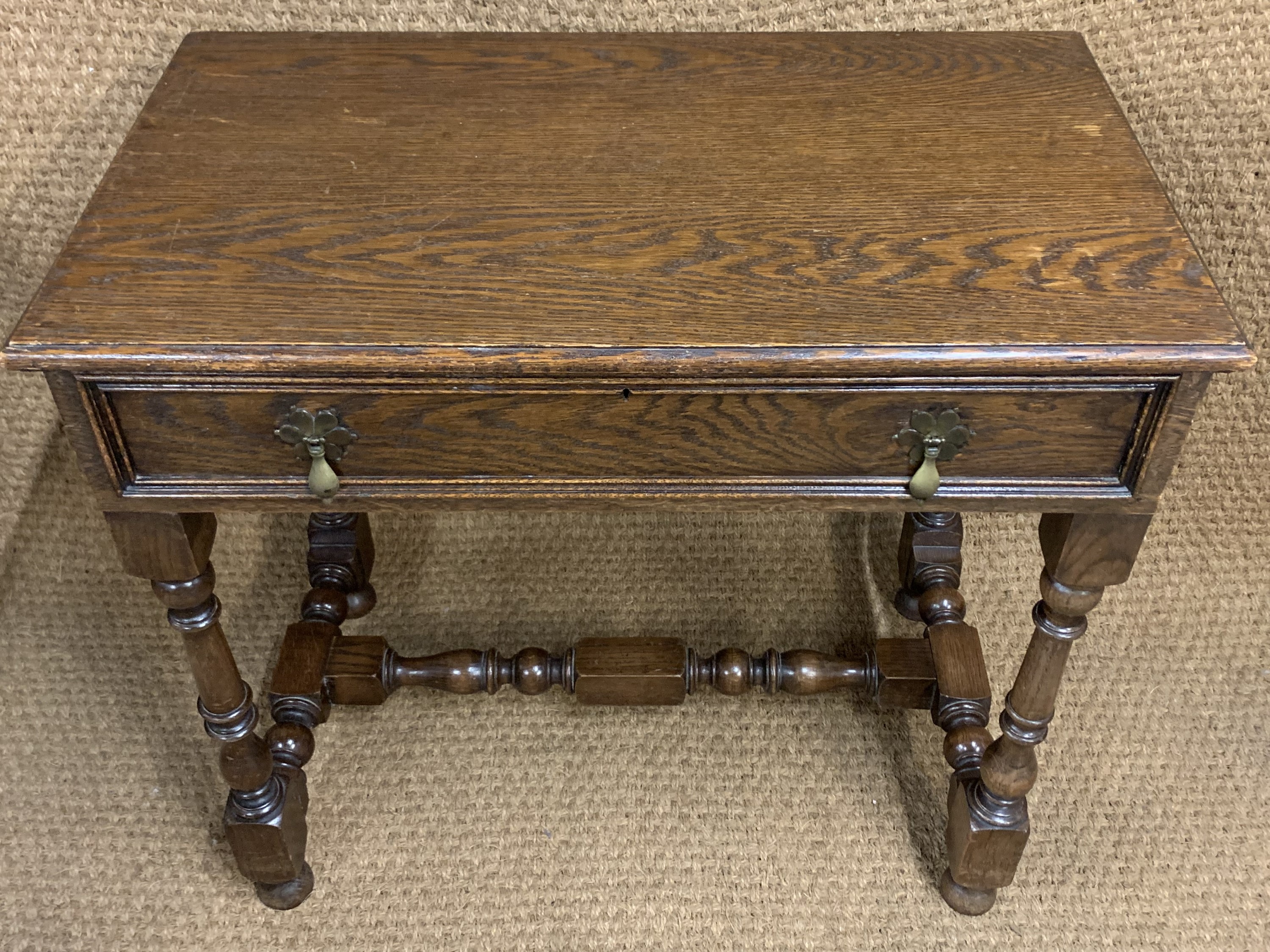 A George V oak side or writing table, circa 1910 - 1920, 83 cm x 49 cm x 77 cm - Image 2 of 2