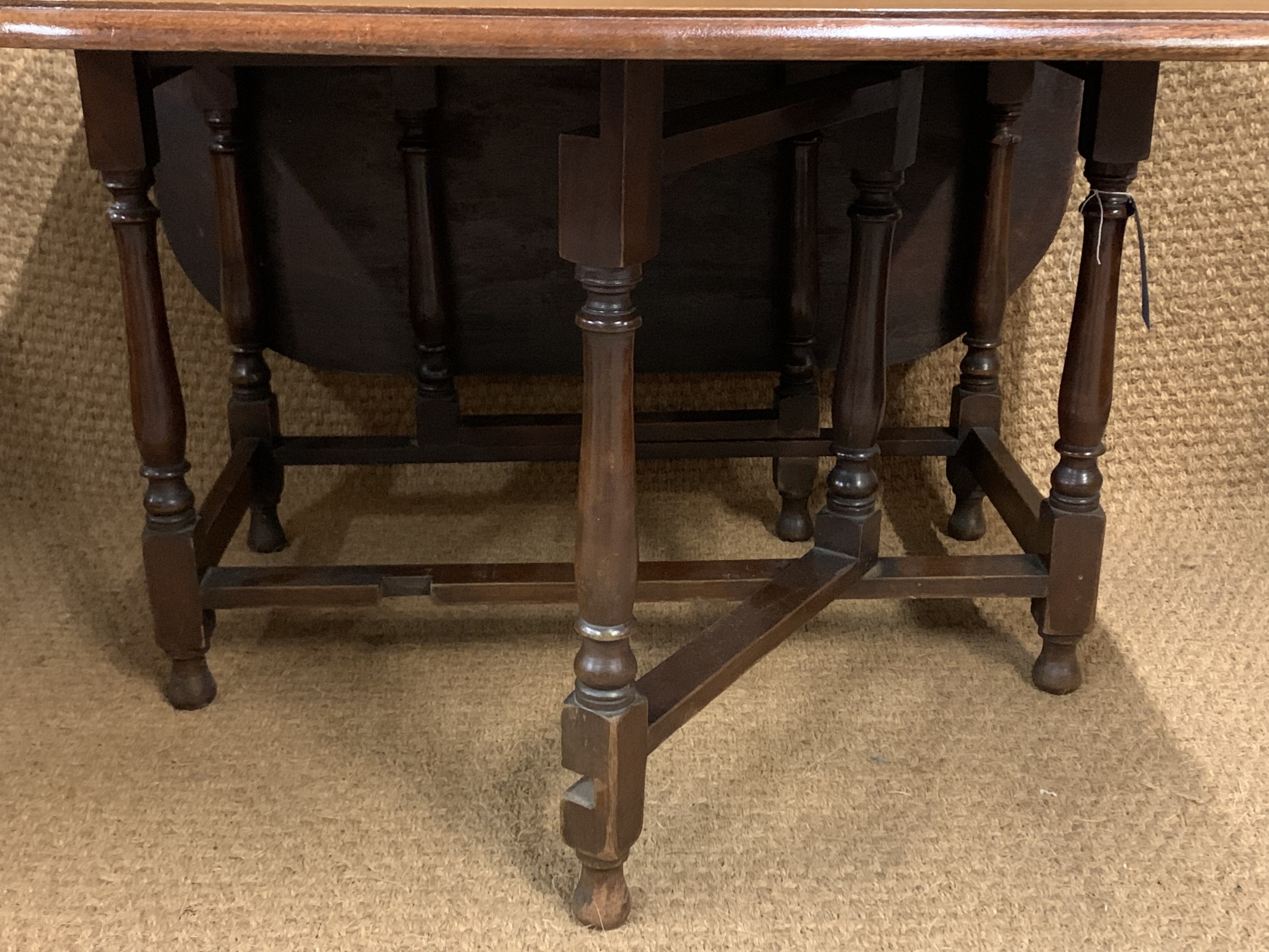 A mid 20th Century mahogany gate leg dining table, 150 cm x 106 cm x 72 cm - Image 2 of 2