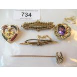 9ct Gold and agate set heart shaped brooch, yellow metal amethyst and split pearl brooch, 15ct