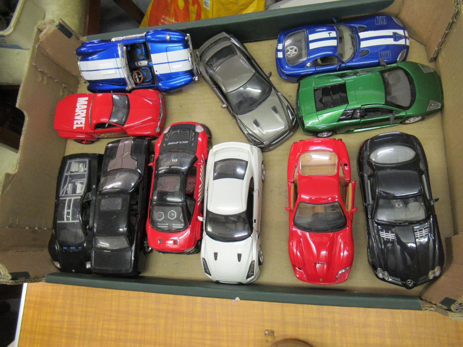 Box containing a collection of various 1:24 scale Maisto Burago sports cars etc. (unboxed)