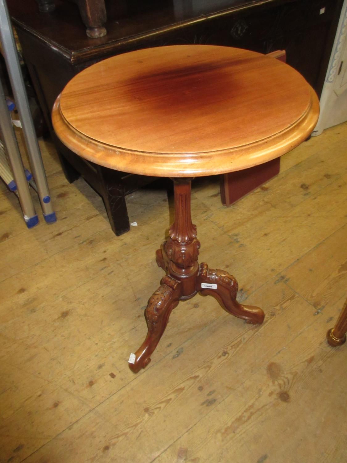 Reproduction mahogany pedestal wine table in Victorian style, the circular moulded top above a