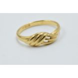 18ct Gold ring with woven design head, 2.7g