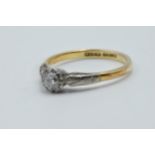 Small 18ct gold and platinum diamond solitaire ring with illusion setting 2.6g