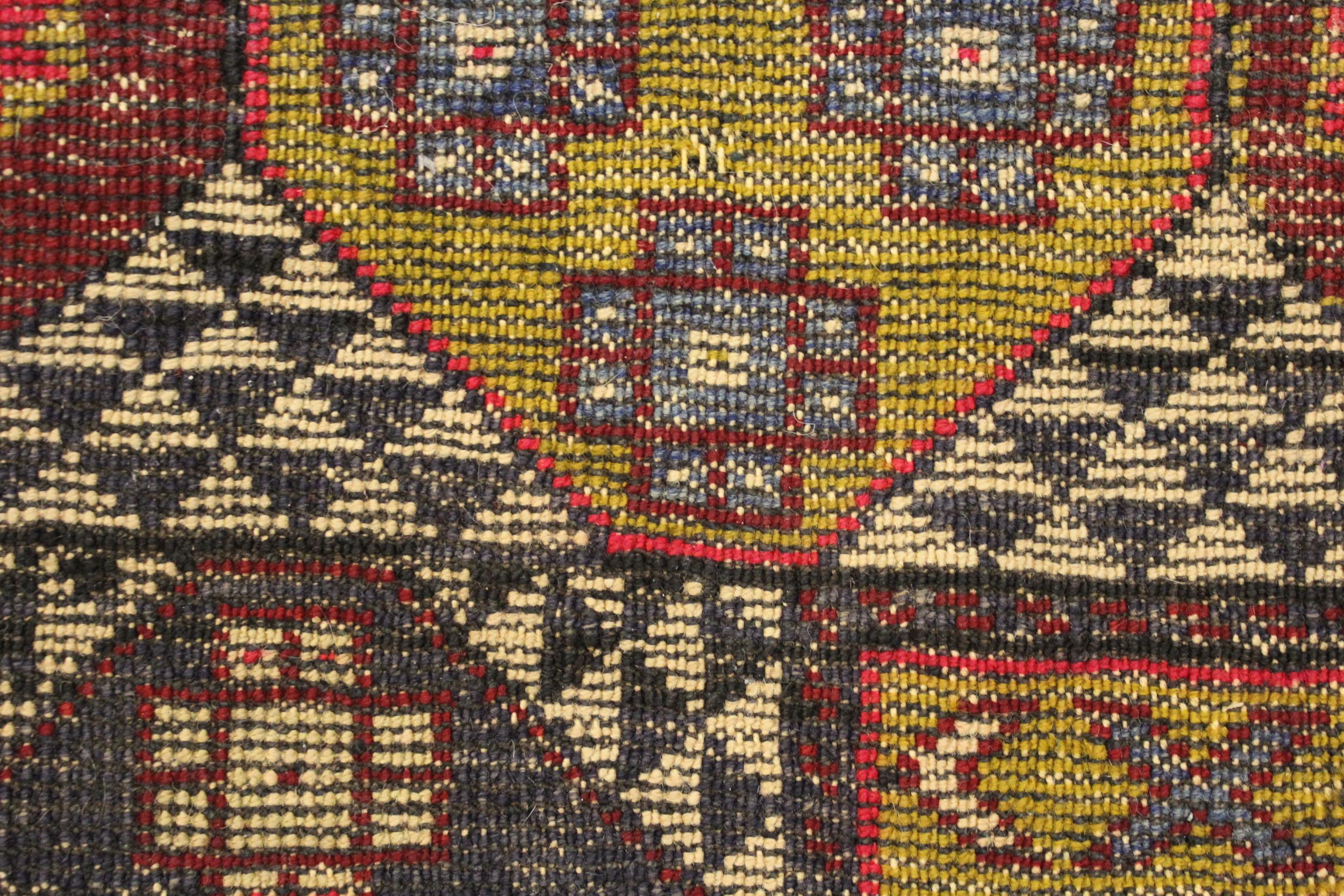 Small Anatolean rug with a central panel design and wide borders, in multiple colours, 5ft x 4ft - Image 4 of 4