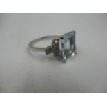 Platinum ring set with a central aquamarine flanked by six diamonds, diamonds 0.15 ct, aquamarine