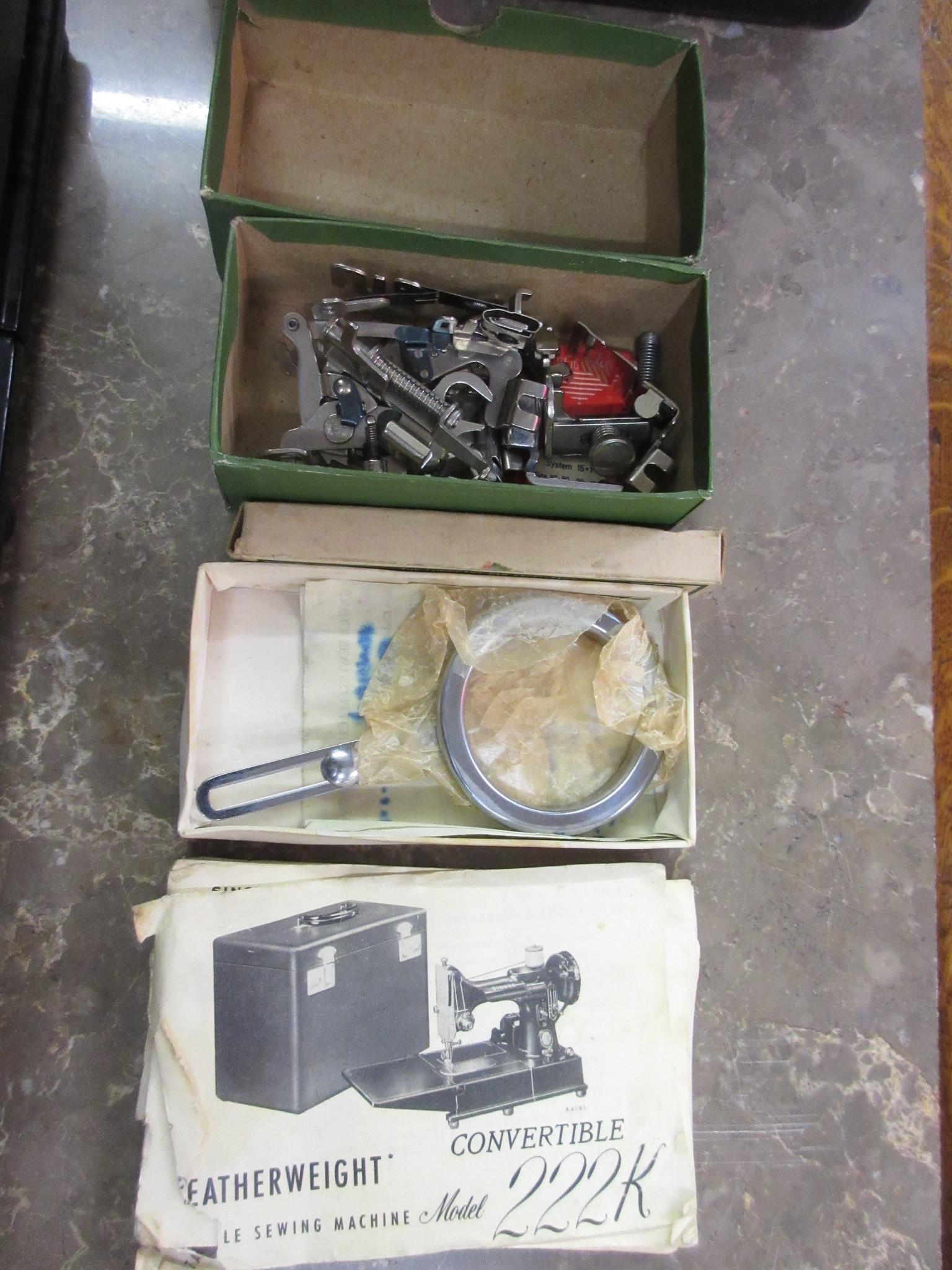 Singer Featherweight sewing machine, model CAK7-12, in original fitted case with accessories - Image 2 of 7