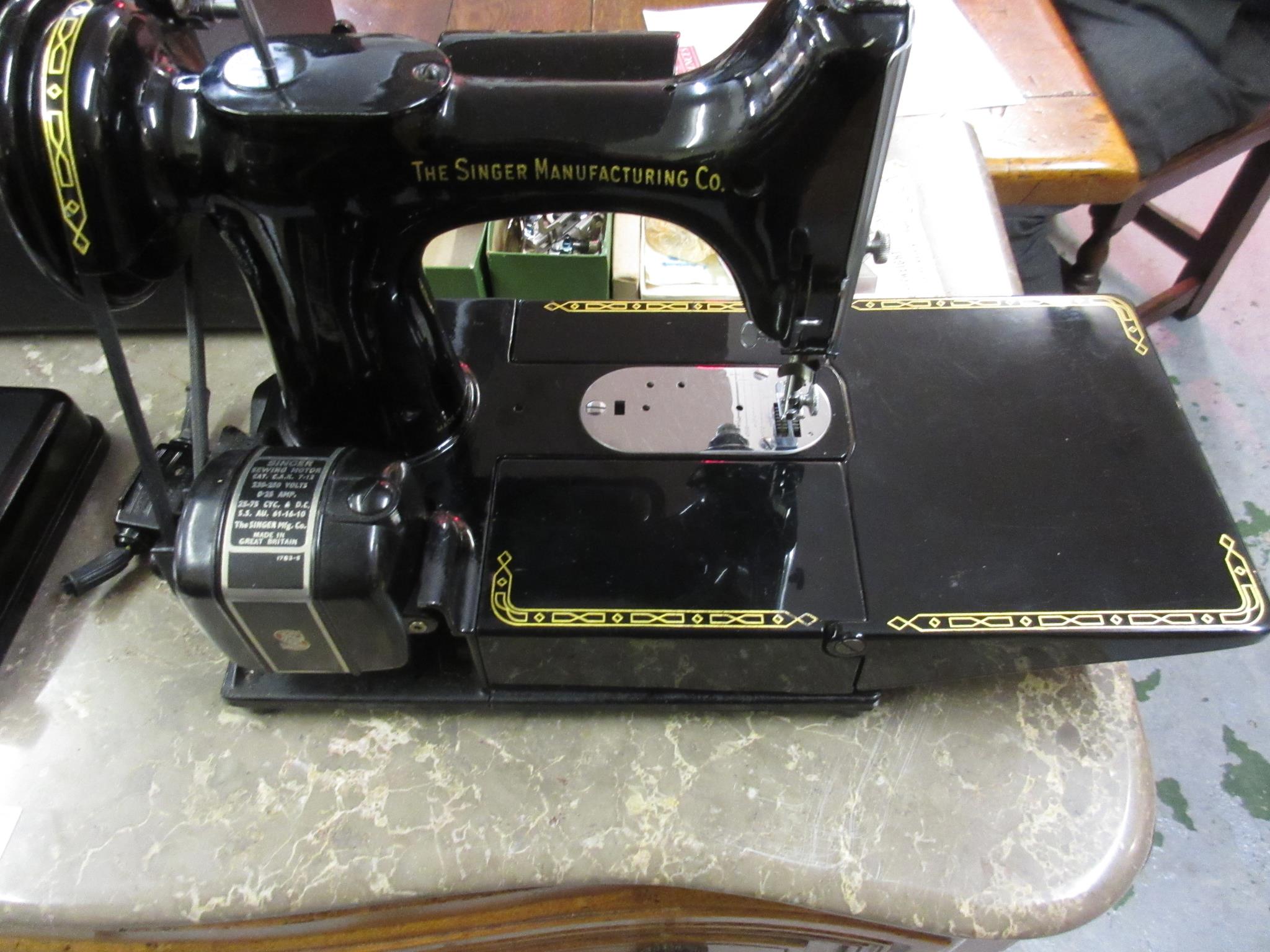 Singer Featherweight sewing machine, model CAK7-12, in original fitted case with accessories - Image 5 of 7