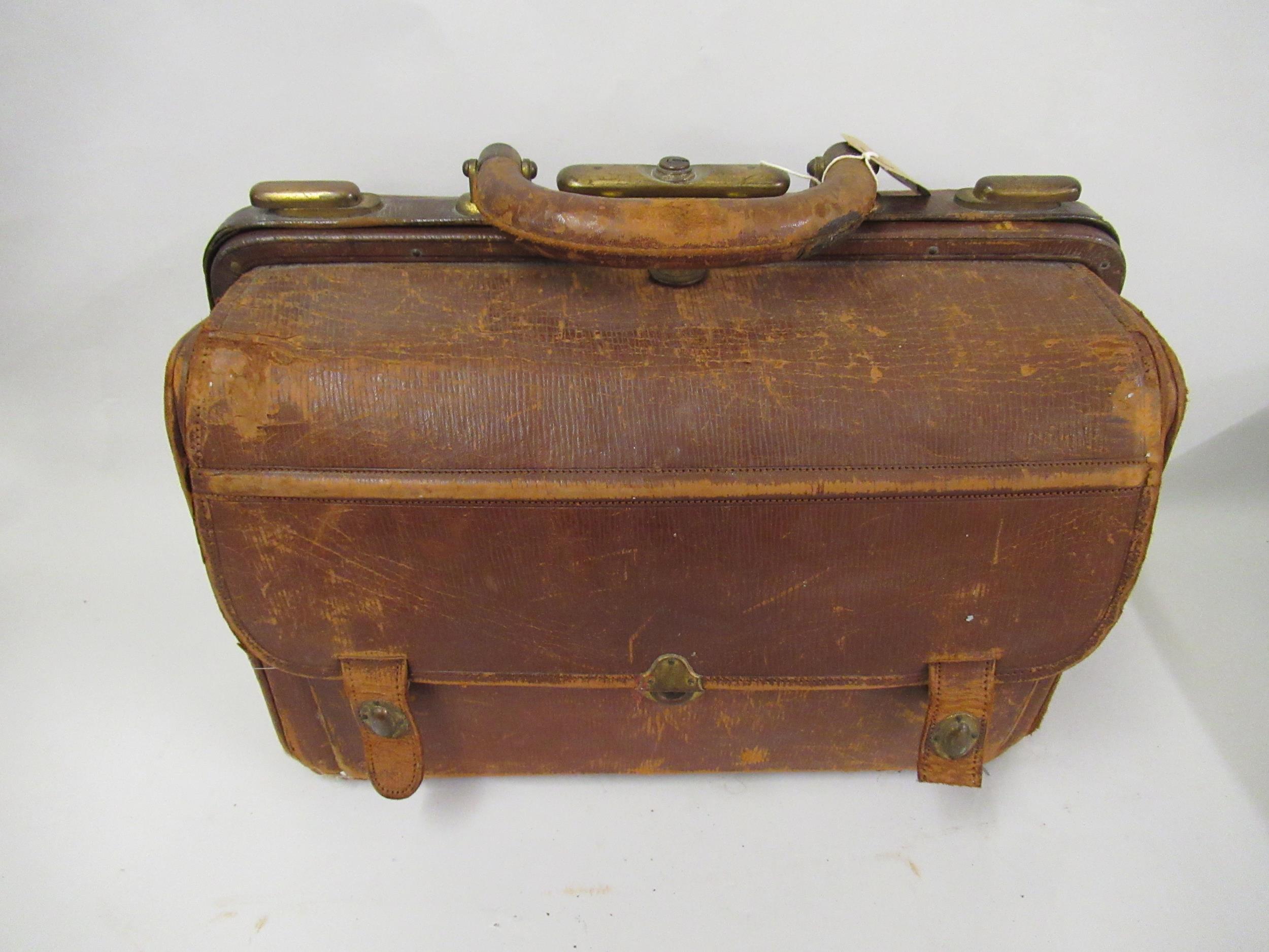 Gladstone type leather doctor's bag with brass fittings Wear to leather, missing key
