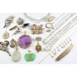 A QUANTITY OF JEWELLERY including a carved jade butterfly pendant, a 9ct gold and amethyst