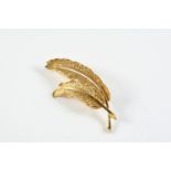 AN 18CT GOLD FERN BROOCH 5.5cm long, 8.0 grams