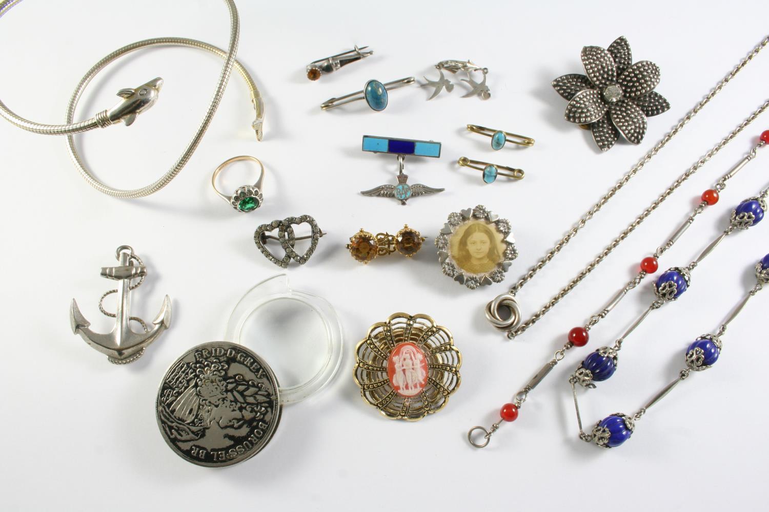 A QUANTITY OF JEWELLERY including a silver dolphin bangle, a citrine two stone brooch, a paste set