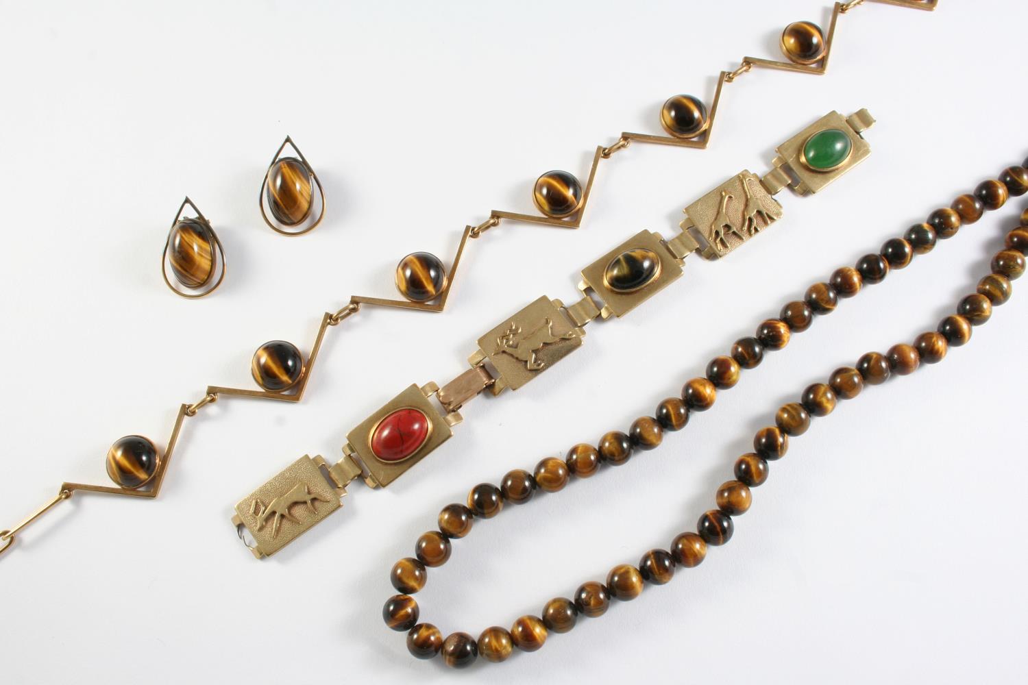 A QUANTITY OF JEWELLERY including a single row tiger's-eye bead necklace, 78cm long, a 9ct gold