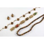 A QUANTITY OF JEWELLERY including a single row tiger's-eye bead necklace, 78cm long, a 9ct gold