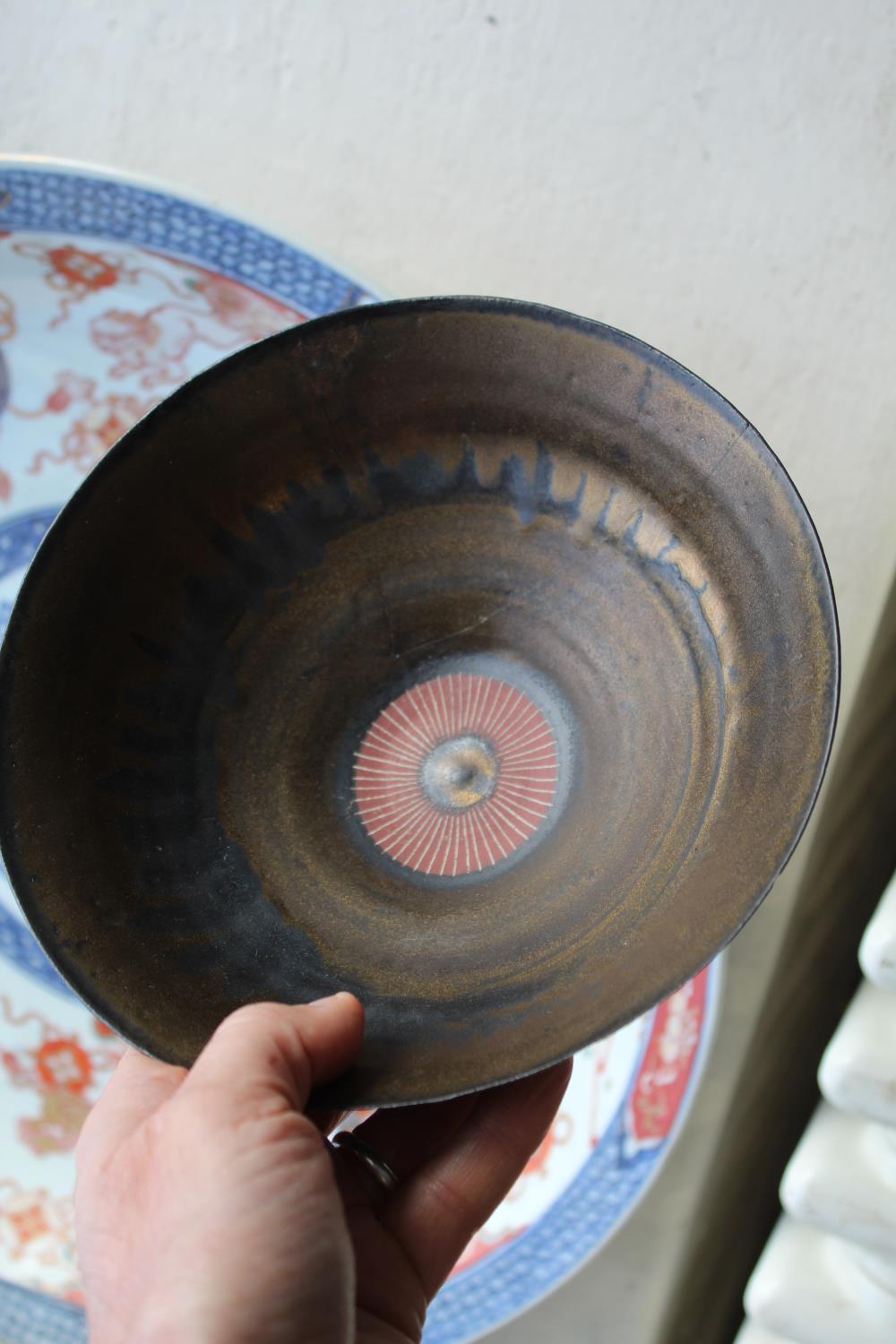 LUCIE RIE (1902-1995) - PORCELAIN BOWL a porcelain footed bowl with a bronze and black drip effect - Image 7 of 20