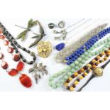 A QUANTITY OF JEWELLERY AND COSTUME JEWELLERY