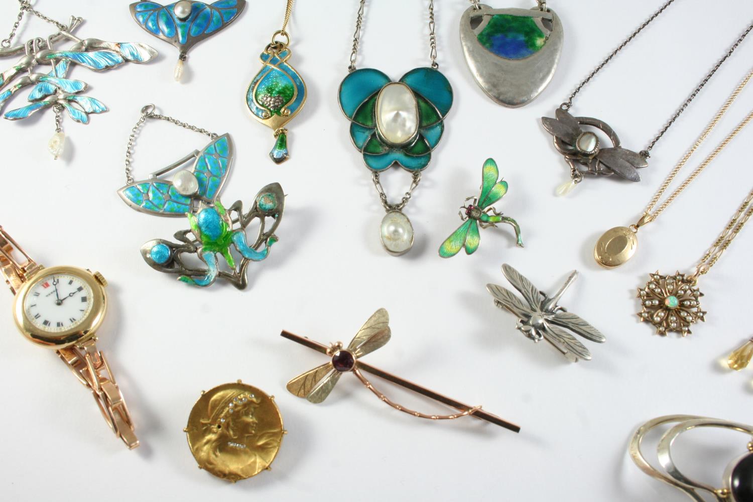 A QUANTITY OF JEWELLERY including a silver pendant by Pam Crosland, an opal and seed pearl - Image 3 of 3