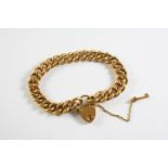 AN 18CT GOLD CURB LINK BRACELET with padlock clasp and key, 19cm long, 33.5 grams