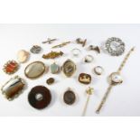 A QUANTITY OF JEWELLERY including a Victorian gold brooch set with a small diamond, a sapphire and