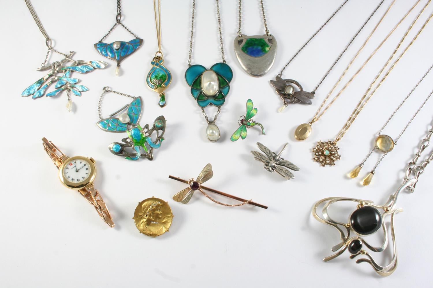 A QUANTITY OF JEWELLERY including a silver pendant by Pam Crosland, an opal and seed pearl