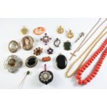 A QUANTITY OF JEWELLERY including a coral bead necklace, a loose carved shell cameo, a banded