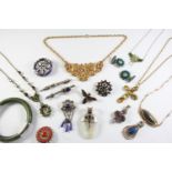 A QUANTITY OF JEWELLERY AND COSTUME JEWELLERY