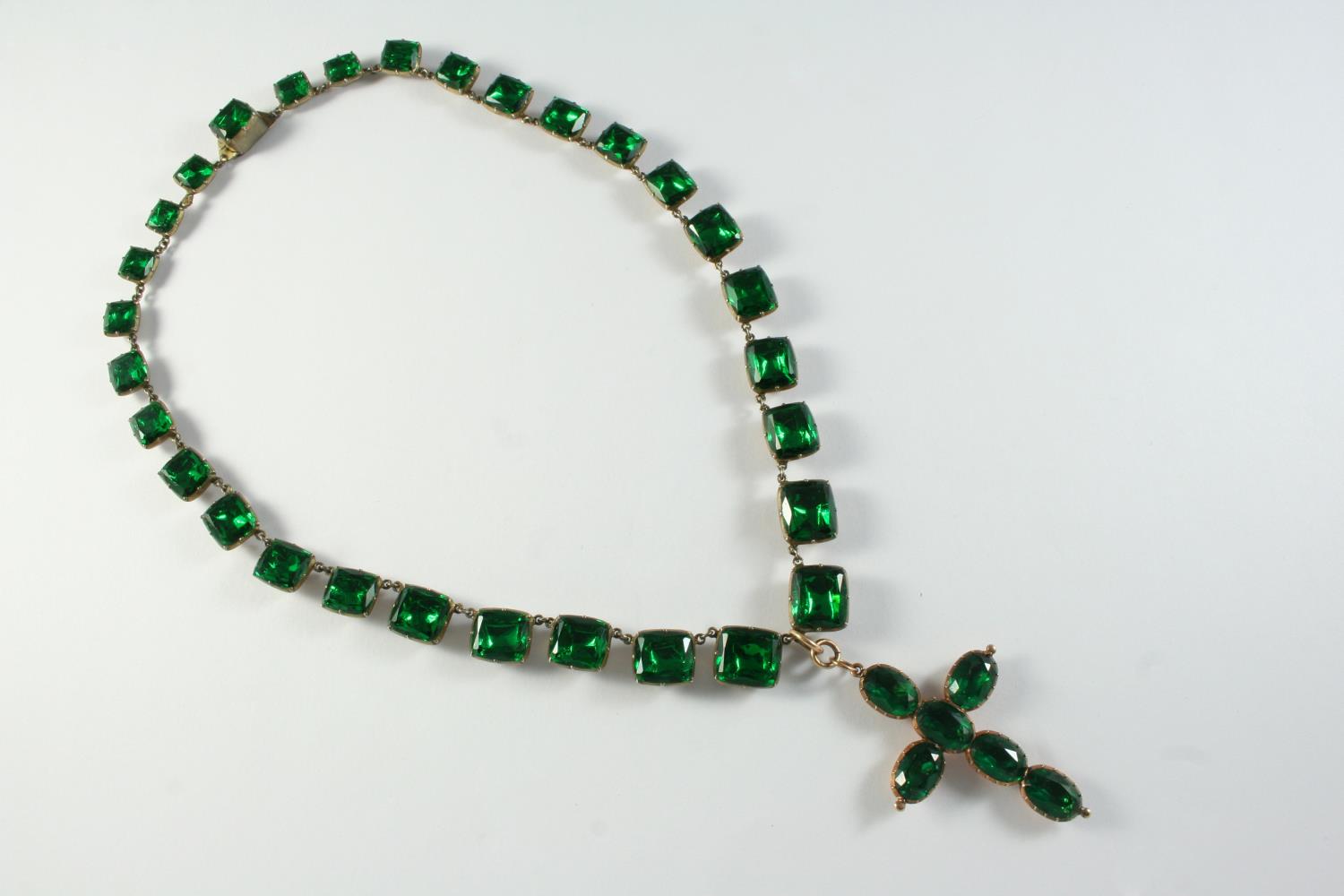 A GEORGIAN GREEN PASTE NECKLACE AND PENDANT the necklace mounted with graduated foil backed green