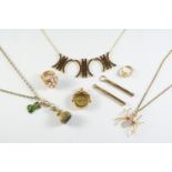 A QUANTITY OF JEWELLERY including a 15ct gold spinning fob, set to one side with a compass, a