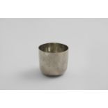 A LATE 20TH CENTURY HANDMADE TUMBLER CUP with straight sides and a hammered finish, by the Guild