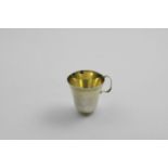 A LATE 18TH / EARLY 19TH CENTURY CONTINENTAL SILVERGILT MUG with a campana-shaped body, reeded