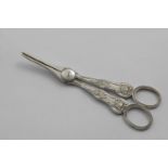 A PAIR OF GEORGE IV / WILLIAM IV QUEEN'S PATTERN GRAPE SHEARS maker's mark partially unclear, "WK"