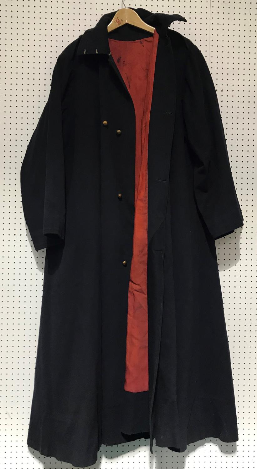 AN OFFICERS CLOAK AND SIMILAR SMOCK. A heavy dark blue and red lined cloak, with crowns to the - Image 2 of 5