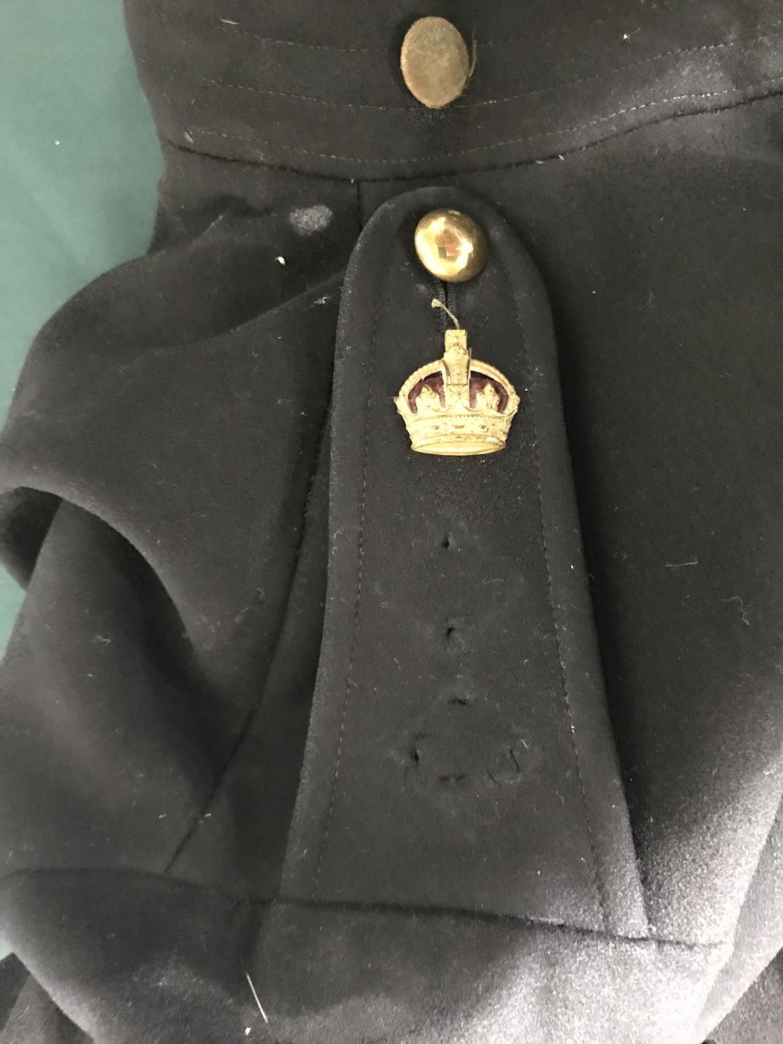 AN OFFICERS CLOAK AND SIMILAR SMOCK. A heavy dark blue and red lined cloak, with crowns to the - Image 3 of 5