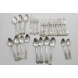 AN ASSEMBLAGE OF ANTIQUE QUEEN'S PATTERN FLATWARE (in many variants) to include:- Three table