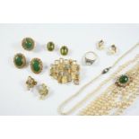 A QUANTITY OF JEWELLERY including a three row graduated cultured pearl choker with green stone and