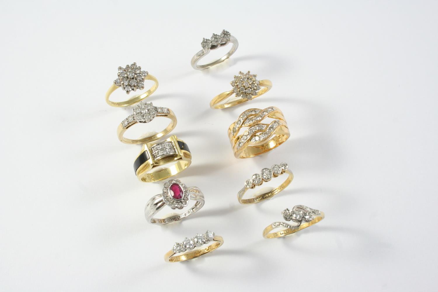 TEN ASSORTED GOLD AND GEM SET RINGS including a diamond cluster ring, set in 18ct gold, size N, a