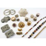 A QUANTITY OF JEWELLERY IN TAN LEATHER JEWELLERY BOX including a gold nugget brooch, 8.5 grams, a