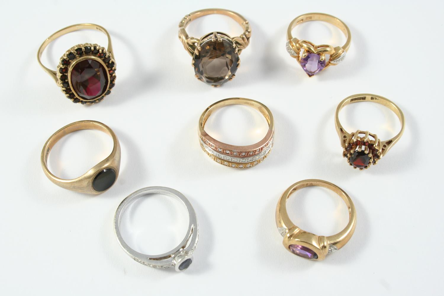 EIGHT ASSORTED GOLD AND GEM SET RINGS including a three row diamond and 9ct three colour gold