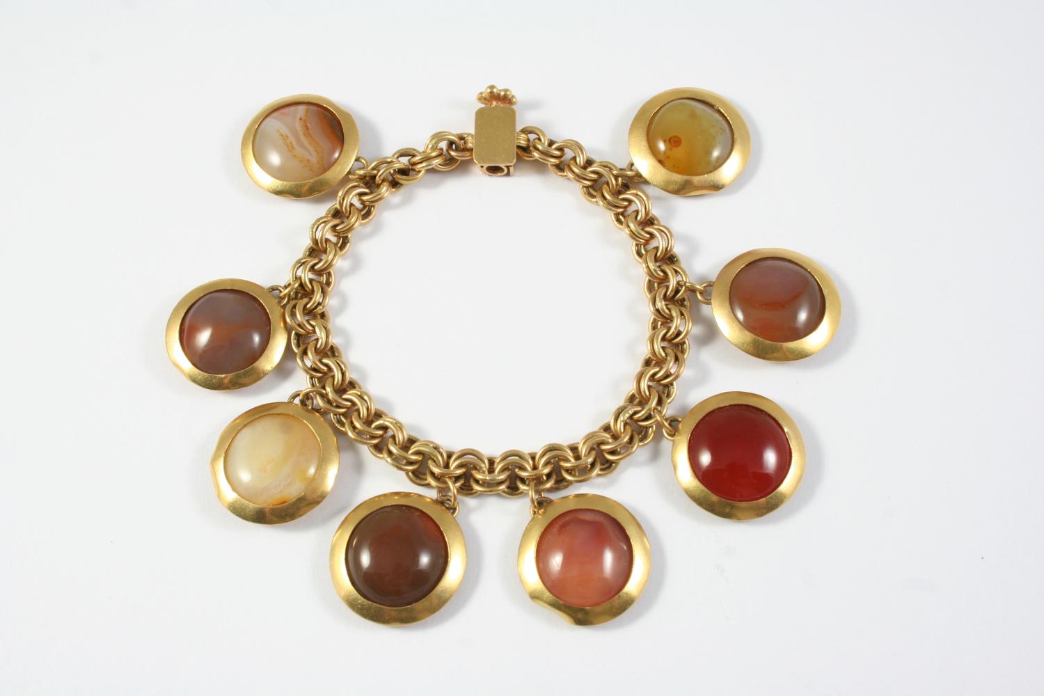 AN AGATE AND GOLD BRACELET the double circular link bracelet suspends eight circular agate drops