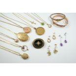 A QUANTITY OF JEWELLERY including a tourmaline and diamond flowerhead pendant, on a 9ct gold fine